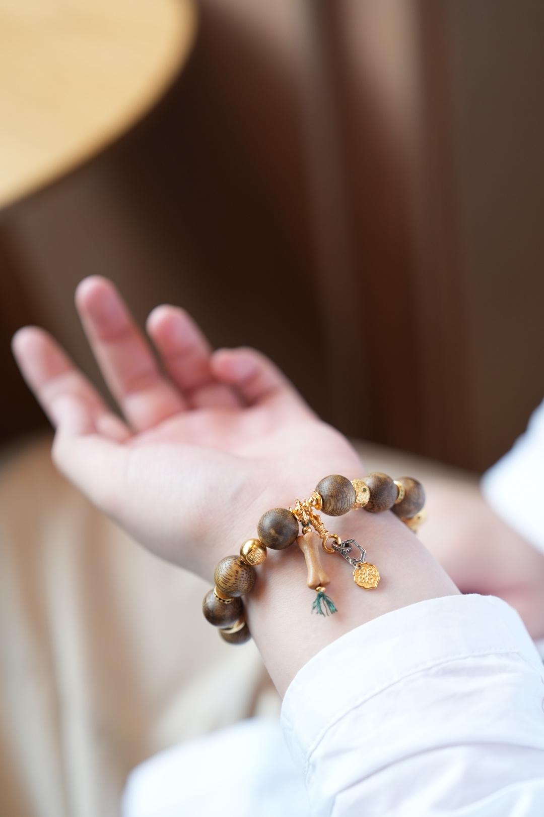 Kynam Agarwood Bracelet, 12mm, Mysore Sandalwood Bone Drop